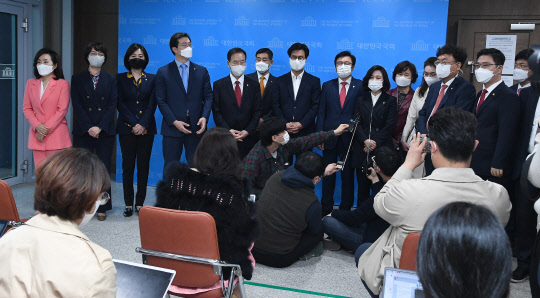 지난 4월8일 국민의힘 초선 의원들이 4·7 재보궐선거 승리를 계기로 국회 소통관에서 기자회견을 한 뒤 취재진의 질문에 답하고 있다.[사진=연합뉴스]